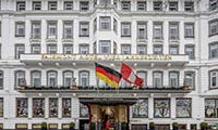 Außenansicht des Eingangs des Hotel Vier Jahreszeiten in Hamburg