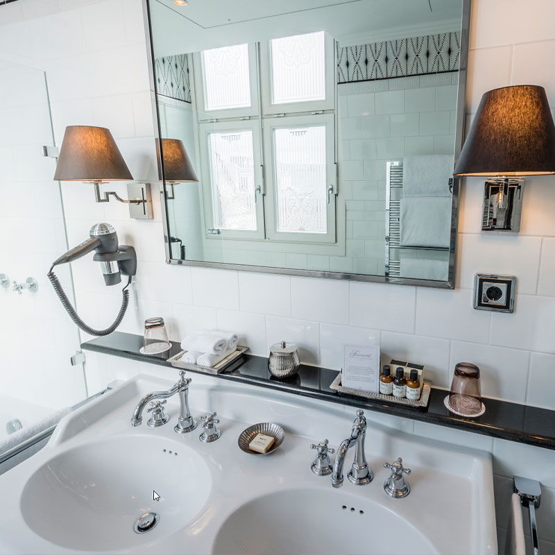 Die Waschbecken im Bad eines Doppelzimmer im Hotel Vier Jahreszeiten in Hamburg