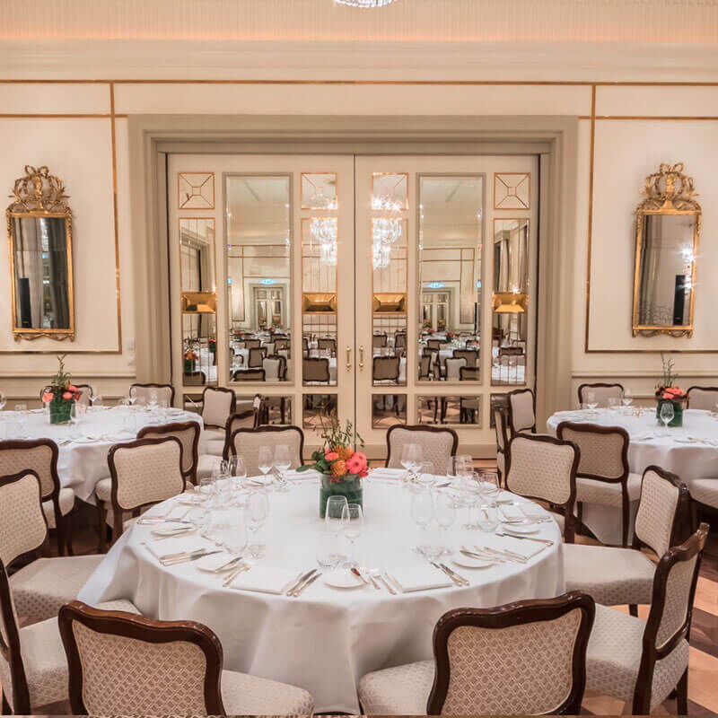 Gedeckte Tische im Spiegelsaal im Hotel Vier Jahreszeiten in Hamburg