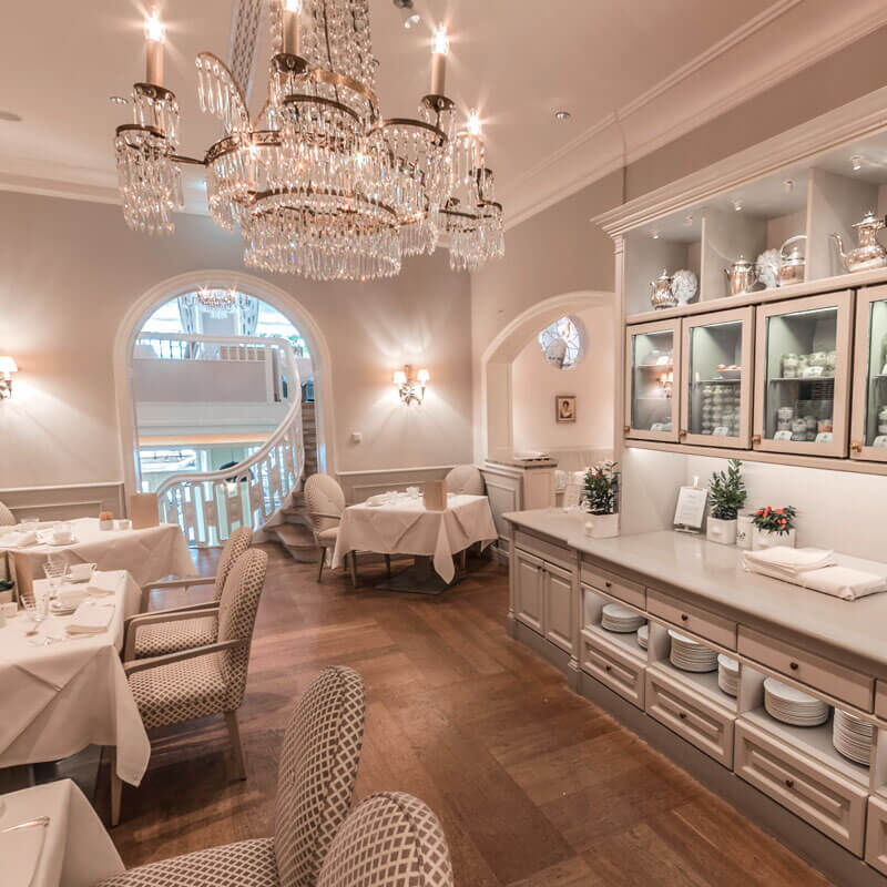 Luxuriöser Frühstücksraum mit Wendeltreppe im Hotel Vier Jahreszeiten in Hamburg