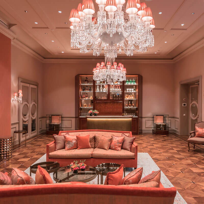 Sitzgruppe und Bar im Jahreszeiten Salon des Hotel Vier Jahreszeiten in Hamburg