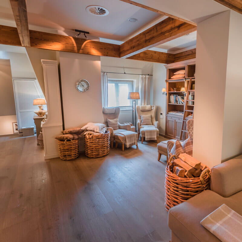 Sitzecke mit Bücherregal des SPA im Hotel Vier Jahreszeiten in Hamburg