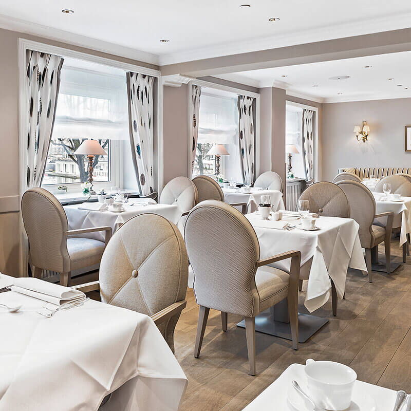 Essbereich des Café Condi im Hotel Vier Jahreszeiten in Hamburg