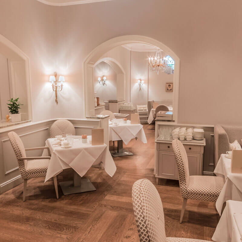 Luxuriöser Frühstücksraum im Hotel Vier Jahreszeiten in Hamburg