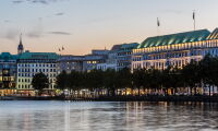 Exterior view of the Hotel Vier Jahreszeiten across the Inner Alster