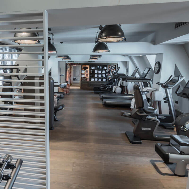 Laufbänder im stilvoll eingerichteter Fitnessraum des Hotel Vier Jahreszeiten in Hamburg
