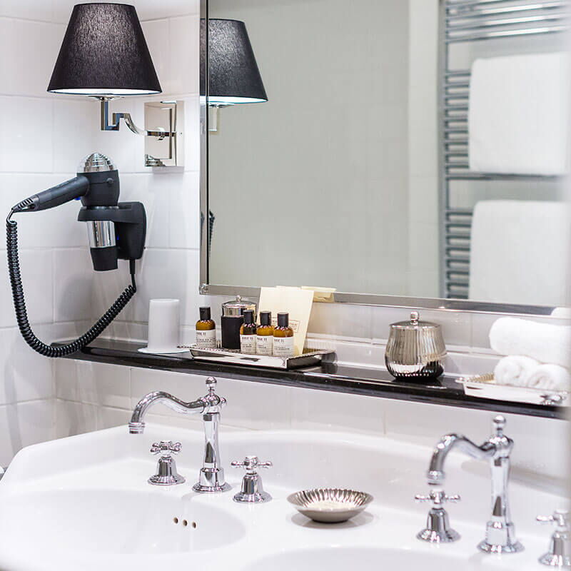 Die Waschbecken eines Einzelzimmer des Hotel Vier Jahreszeiten in Hamburg