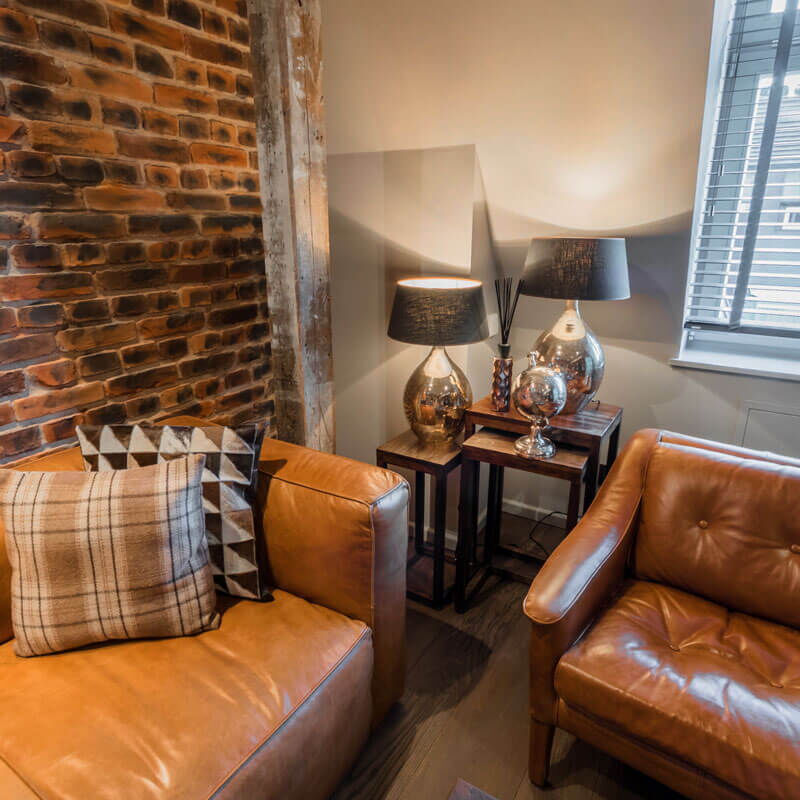 Ledersessel in der Sitzecke im stilvoll eingerichteter Fitnessraum des Hotel Vier Jahreszeiten in Hamburg