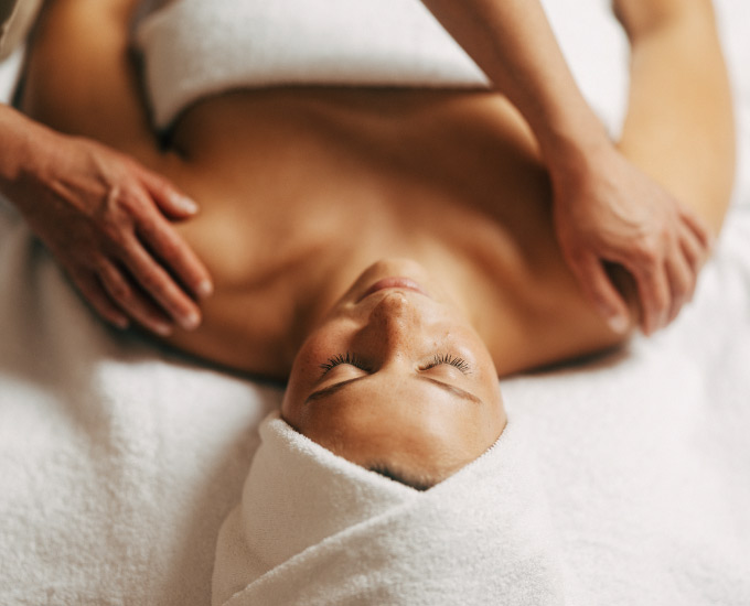 Close-up of a massage treatment at the Hotel Vier Jahreszeiten Spa