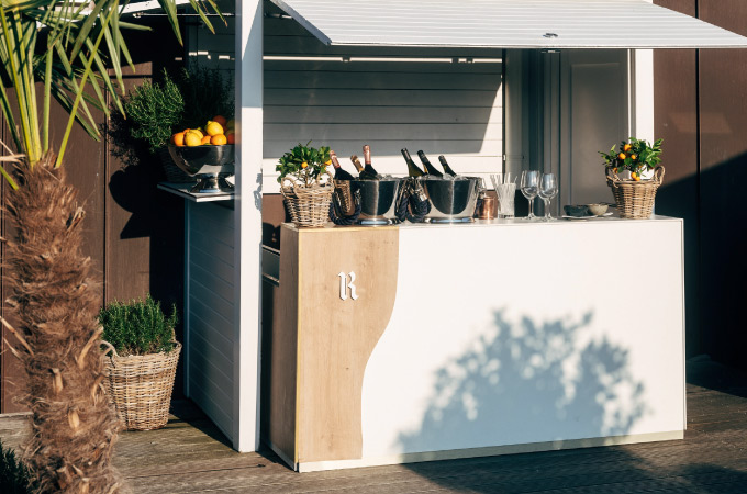 Drinks bar on the roof terrace at the Hotel Vier Jahreszeiten