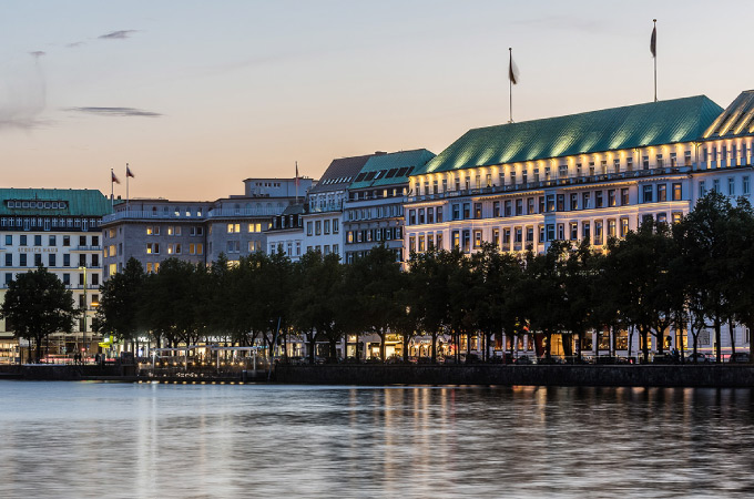 Exterior view of the Hotel Vier Jahreszeiten from across the Alster