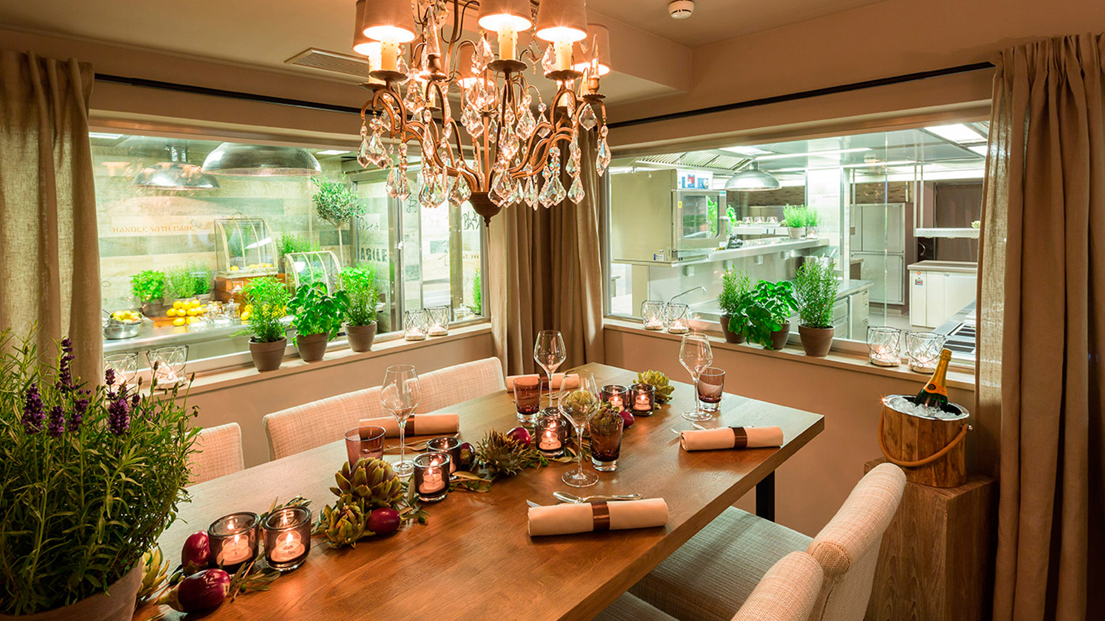 Stylishly decorated table in front of an open kitchen in the starred restaurant at the Hotel Vier Jahreszeiten in Hamburg