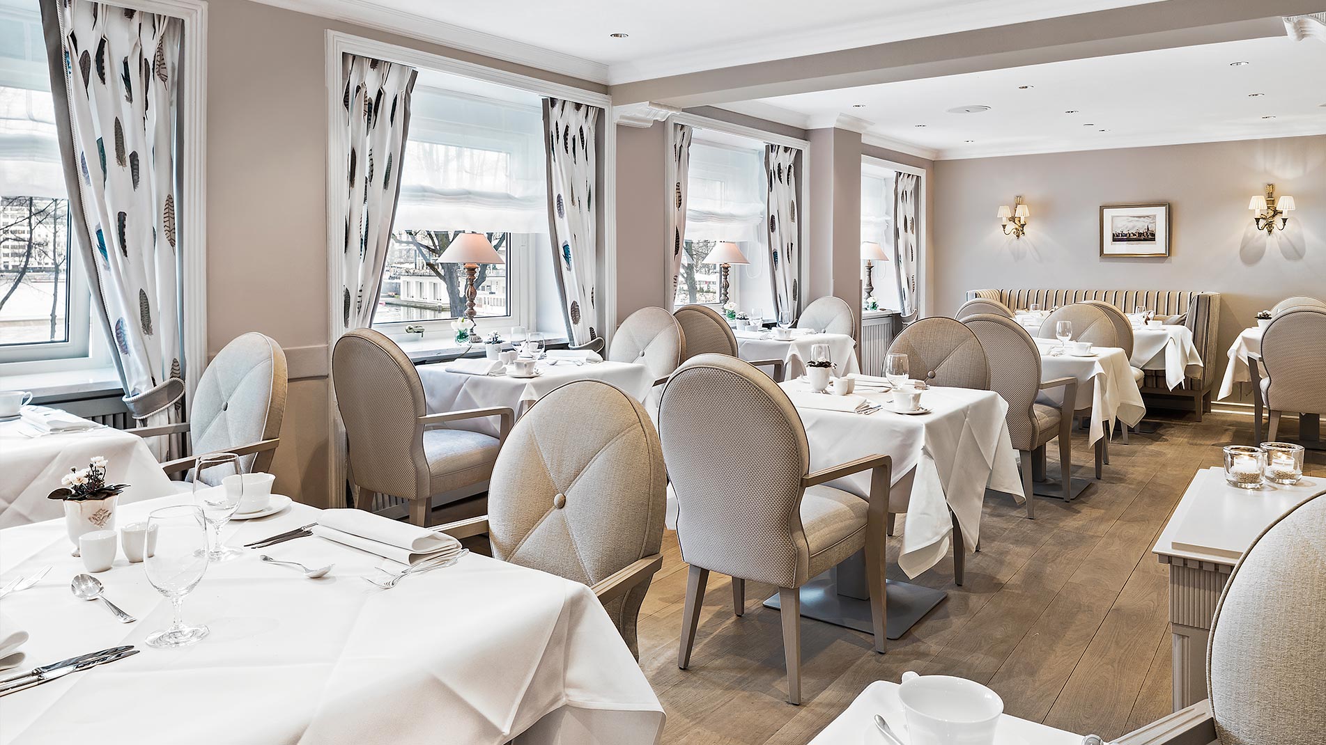 Das edle Café Condi des Hotel Vier Jahreszeiten Hamburg eingerichtet in neutralen Farbtönen