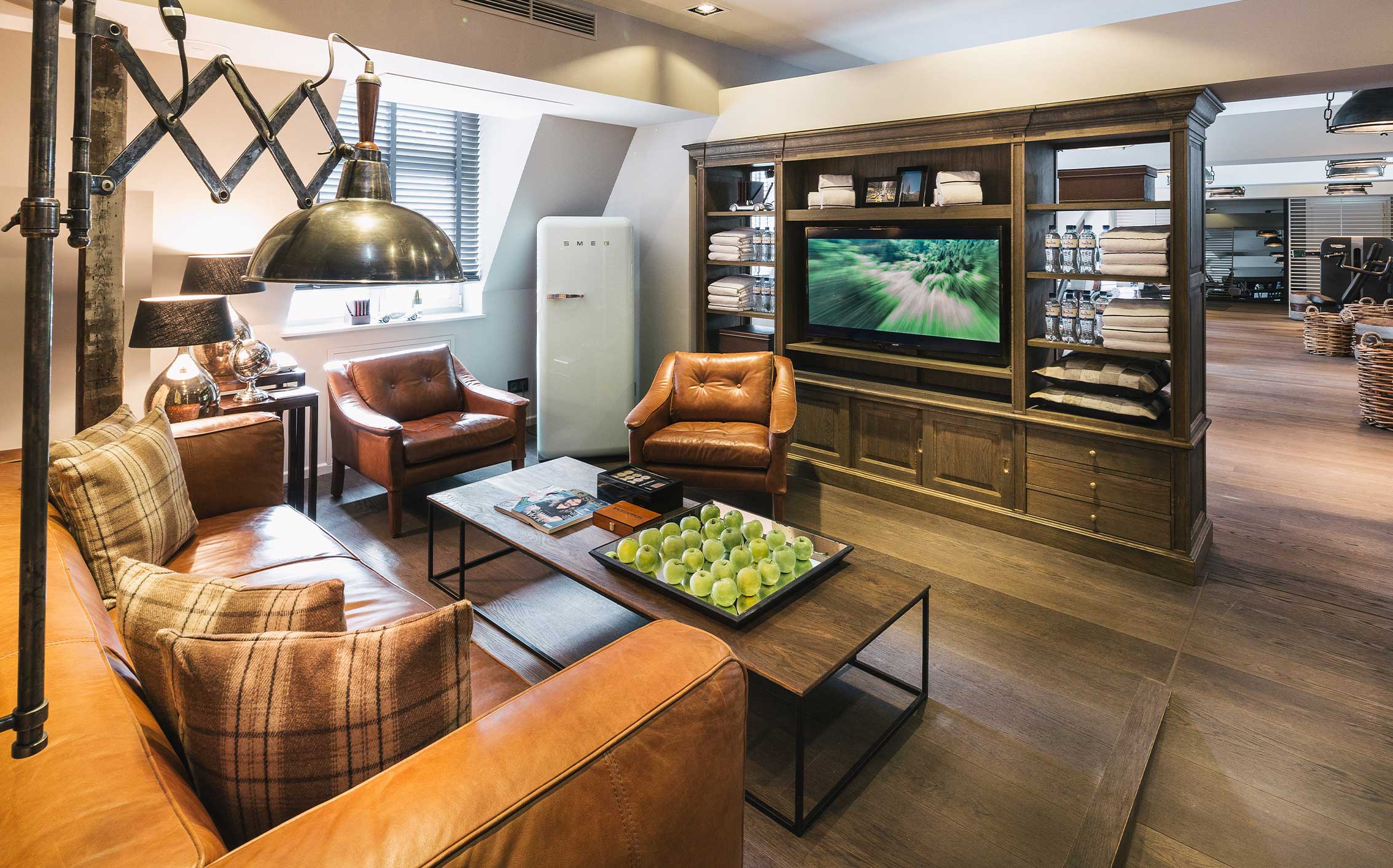 Lounge-Bereich mit braunen Ledersesseln im Vier Jahreszeiten Spa im Vier Jahreszeiten in Hamburg